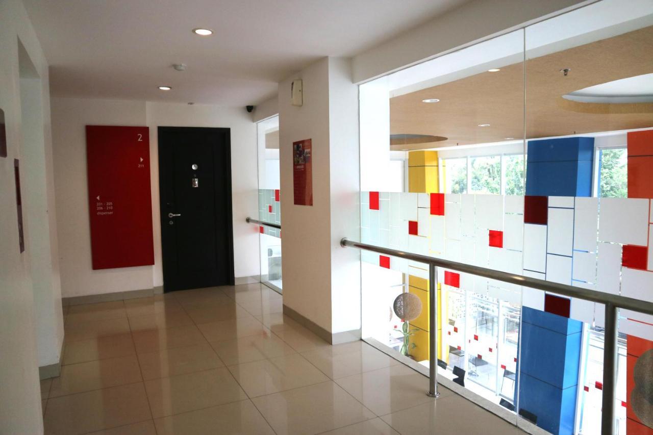Amaris Hotel Dr. Susilo Grogol Jakarta Exteriör bild