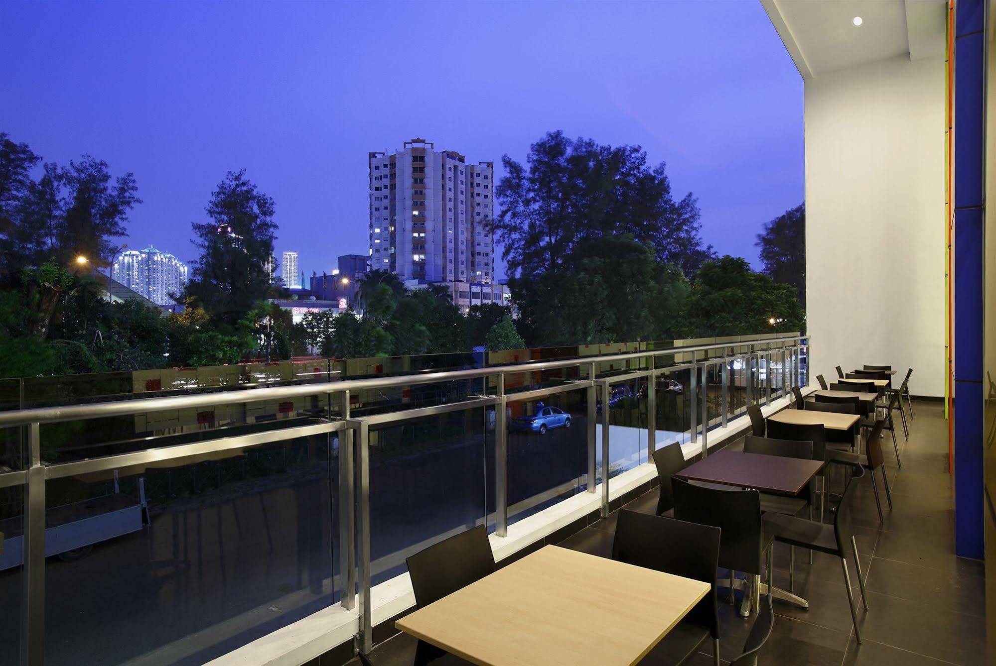 Amaris Hotel Dr. Susilo Grogol Jakarta Exteriör bild