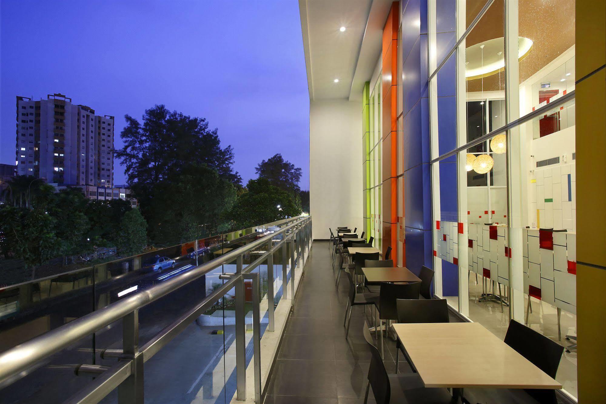 Amaris Hotel Dr. Susilo Grogol Jakarta Exteriör bild
